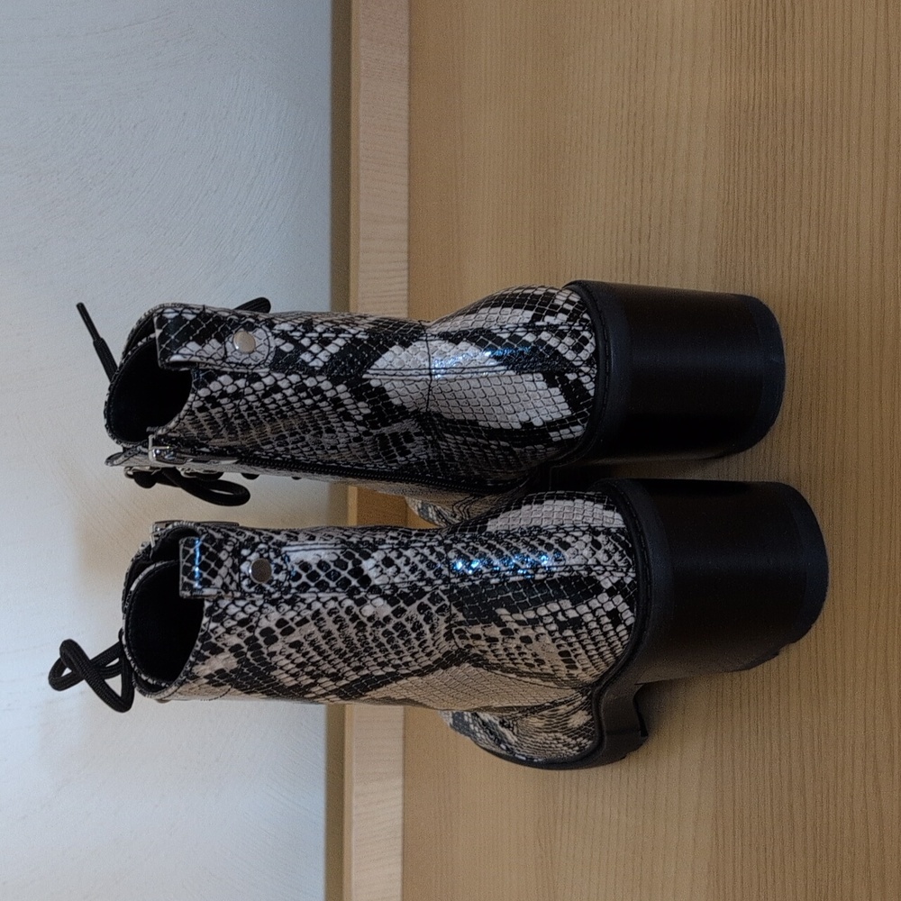 Women's Snakeskin Lace-Up Ankle Boots Marc Fisher - Picture 5 of 6